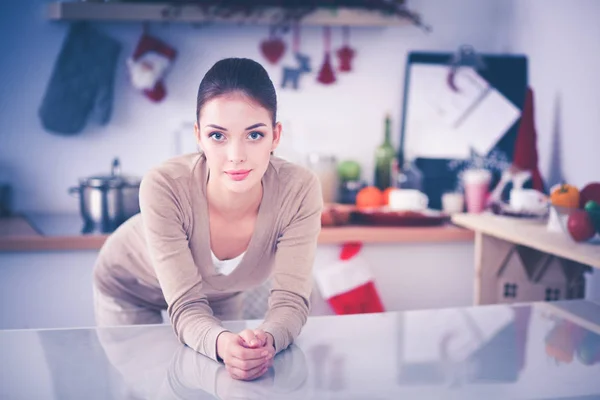 Lachende aantrekkelijke vrouw ontbijten in keuken interieur. Lachende aantrekkelijke vrouw. — Stockfoto