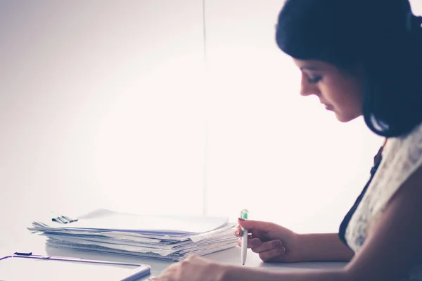 Mulher com documentos sentados na mesa — Fotografia de Stock