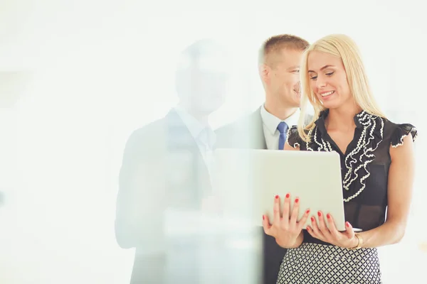 Affärskvinna som står i förgrunden i office . — Stockfoto