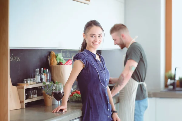 Paar trinkt Wein beim Kochen in der Küche — Stockfoto