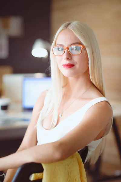 Porträtt av en verkställande professionell mogna affärskvinna sitter på kontoret skrivbord — Stockfoto