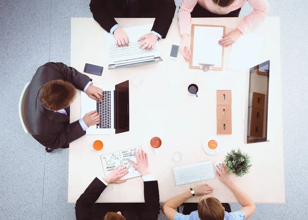 Empresários sentados e a discutir em reunião de negócios — Fotografia de Stock