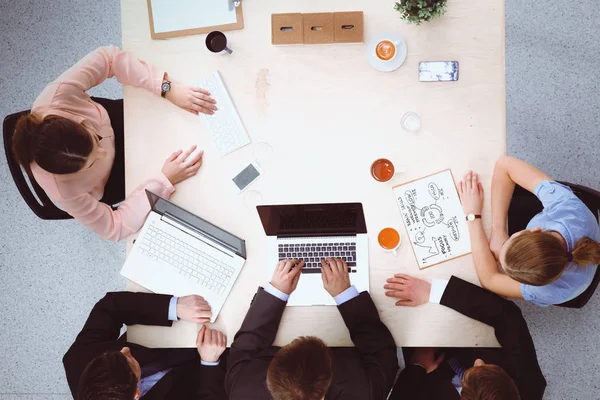 Geschäftsleute sitzen und diskutieren bei Geschäftstreffen — Stockfoto