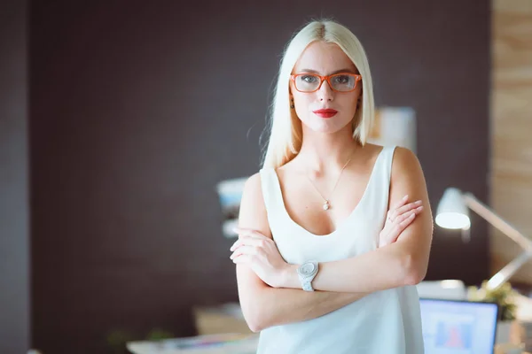 Retrato de una empresaria madura profesional ejecutiva sentada en la oficina — Foto de Stock