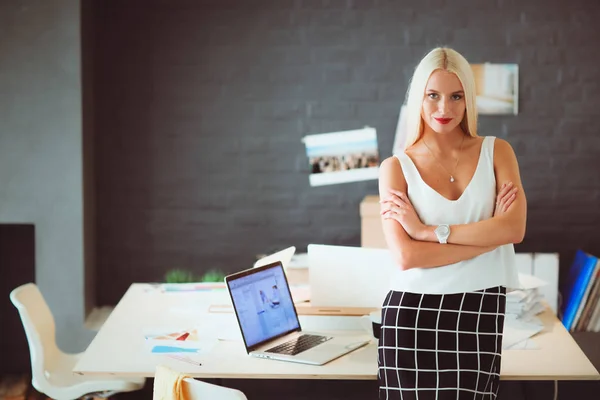 Modeskapare som arbetar i studio sittande på skrivbordet. — Stockfoto