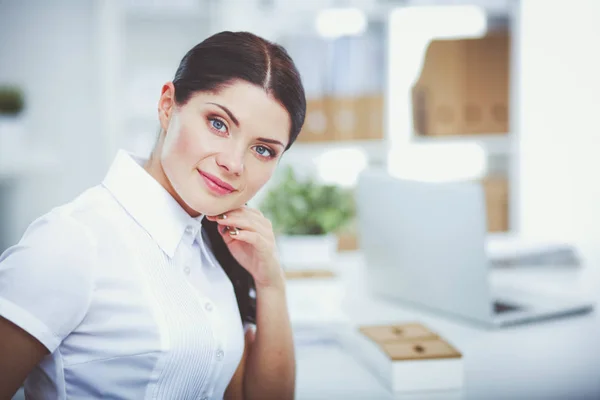 Attraktive Geschäftsfrau sitzt isoliert im Büro — Stockfoto