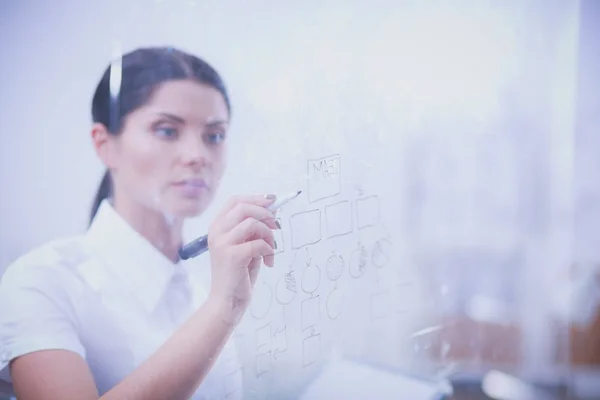 Mujer joven dibujando en pizarra blanca con copyspace blanco. Mujer joven — Foto de Stock