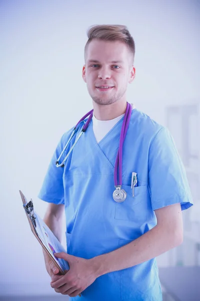 Arzt mit Ordner, isoliert auf weißem Hintergrund. männlicher Arzt — Stockfoto