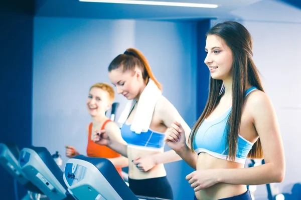 Groep mensen op de sportschool uitoefenen op cross-trainers. mensen op de sportschool — Stockfoto