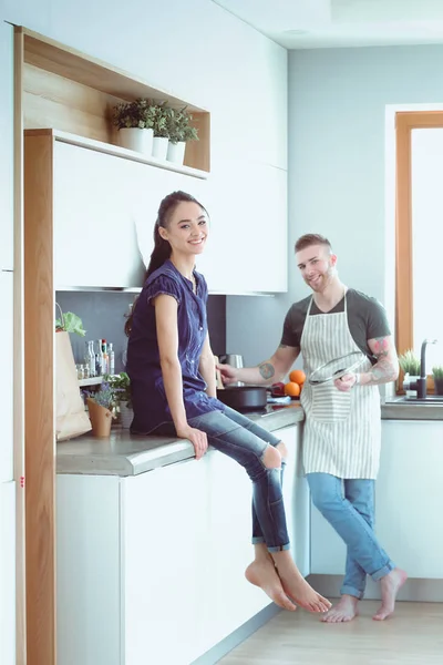 Couple cuisiner ensemble dans leur cuisine à la maison — Photo