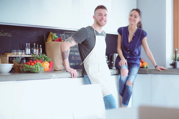 Красивая молодая пара веселится дома на кухне — стоковое фото