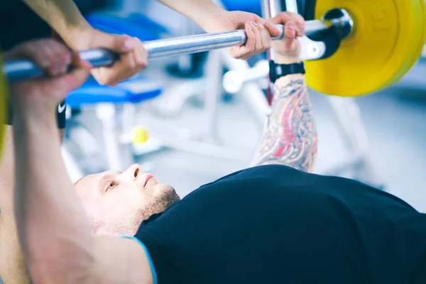 Bodybuilder avec haltère dans la salle de gym. Bodybuilder — Photo