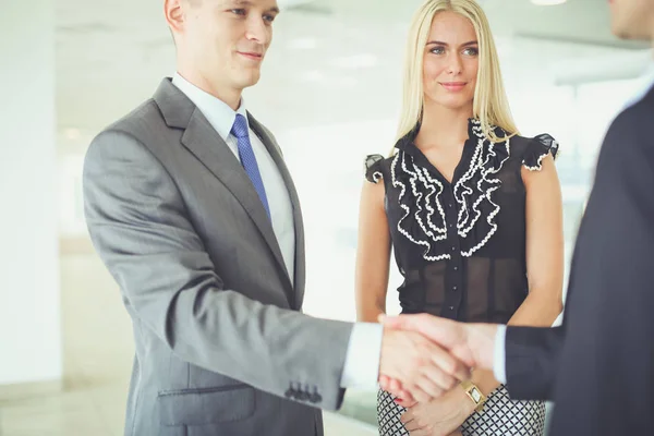 Forretningskvinde ryster hænder i kontoret - Stock-foto