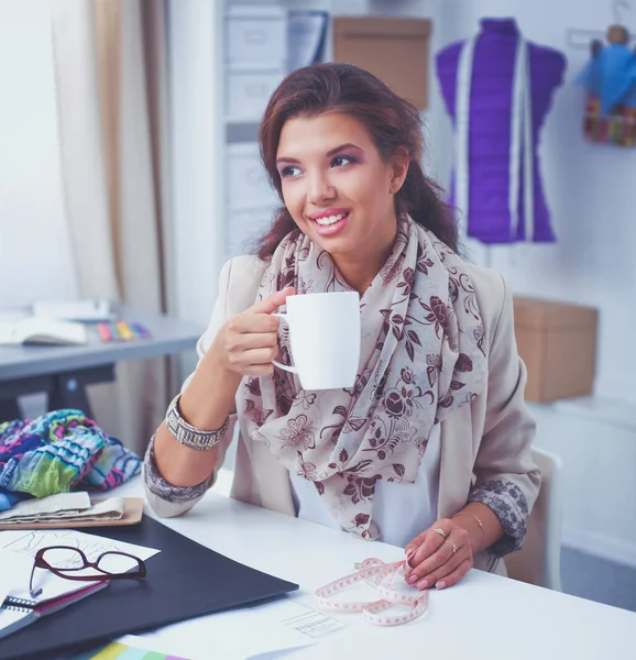 Moderno diseñador de moda joven que trabaja en el estudio. —  Fotos de Stock