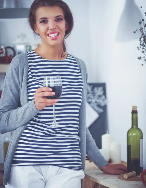 Mujer joven en la cocina con copas de vino —  Fotos de Stock