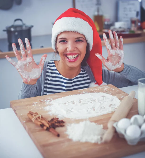 Felice giovane donna sorridente felice divertirsi con preparazioni di Natale indossando il cappello di Babbo Natale — Foto Stock