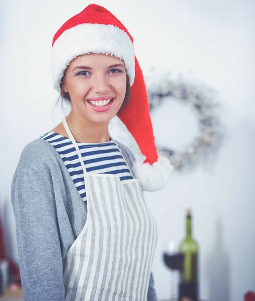 Mutlu genç bayan gülümsüyor Noel hazırlıklarıyla eğleniyor Noel Baba şapkası takıyor. — Stok fotoğraf