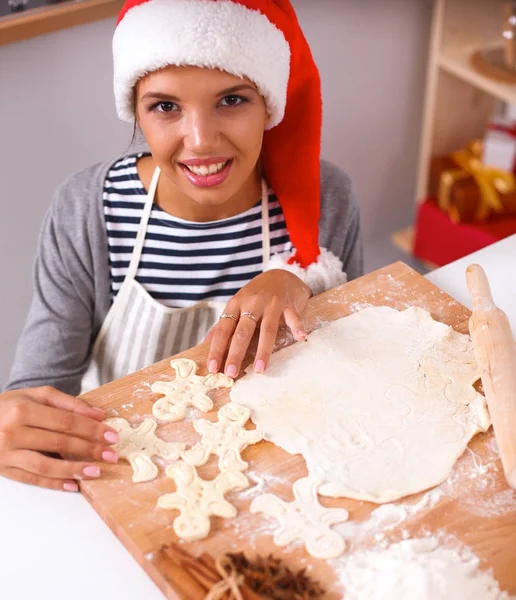 Mutlu genç bayan gülümsüyor Noel hazırlıklarıyla eğleniyor Noel Baba şapkası takıyor. — Stok fotoğraf