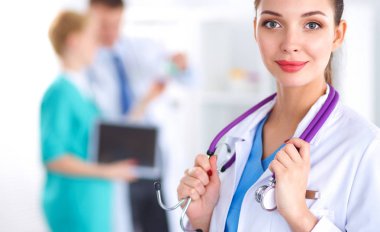 Kadın doktor hastanede dosyayla bekliyor.