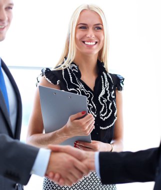 İş adamları toplantıdan sonra el sıkışıyor