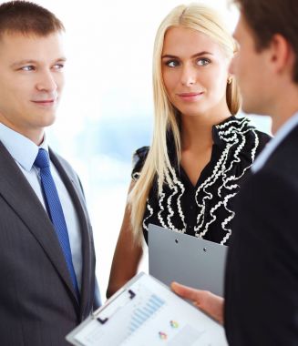 İş adamları toplantıdan sonra el sıkışıyor