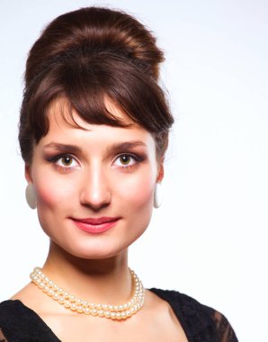 Beyaz arka plan üzerinde duran güzel kadın