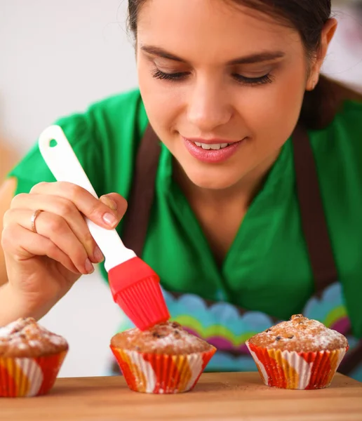 Mujer está haciendo pasteles en la cocina — Foto de Stock