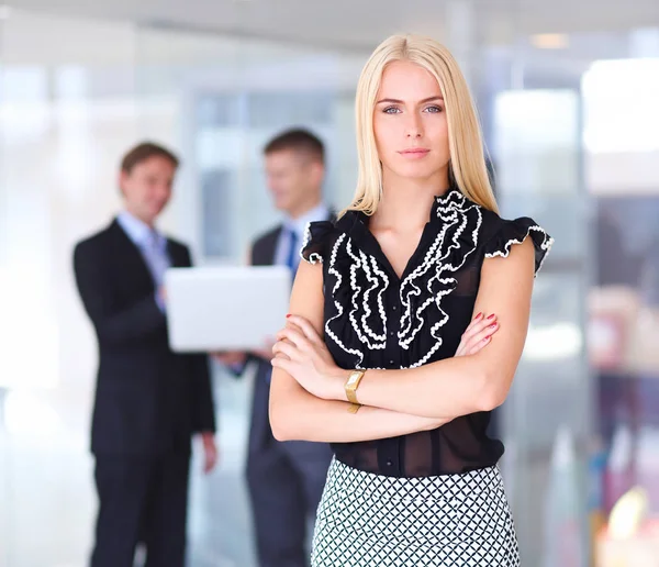 Zakenvrouw permanent op voorgrond in office — Stockfoto