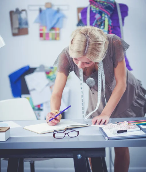 Moderne junge Modedesignerin arbeitet im Atelier. — Stockfoto