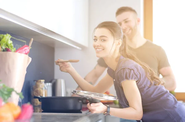 Pareja cocinando juntos en su cocina en casa —  Fotos de Stock