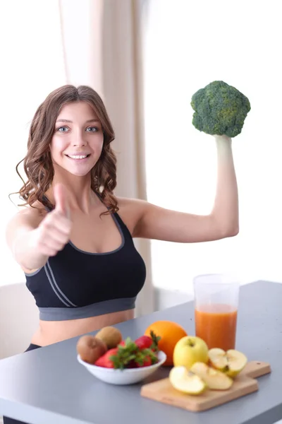 Junge und schöne Frau kocht in einer Küche. — Stockfoto