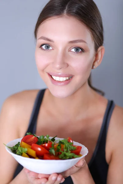 Porträt einer lächelnden jungen Frau mit vegetarischem Gemüsesalat. — Stockfoto