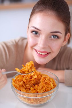 Gülümseyen çekici kadın kahvaltı mutfak iç. Gülümseyen çekici kadın.