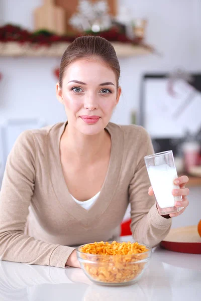 Sorridente donna attraente che fa colazione in cucina interna. Sorridente donna attraente . — Foto Stock