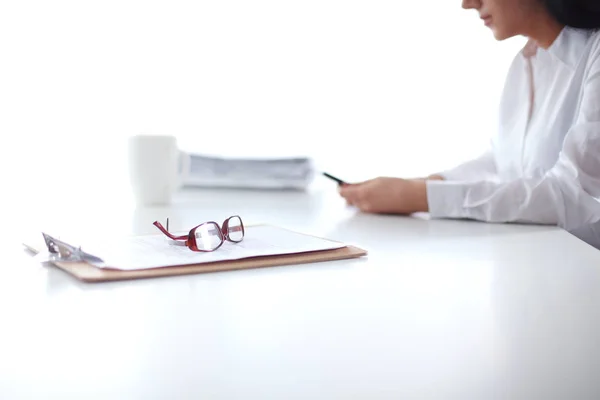 Femme avec des documents assis sur le bureau — Photo