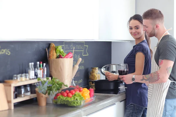 Paar koken samen in hun keuken thuis — Stockfoto