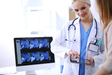 Doktor ve hasta masada otururken bir şey tartışıyorlar. Tıp ve sağlık hizmetleri kavramı. Doktor ve hasta.