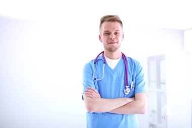 Beyaz arka plan üzerinde izole klasörle duran erkek doktor. Erkek doktor