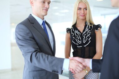 İş kadını ofiste tokalaşıyor