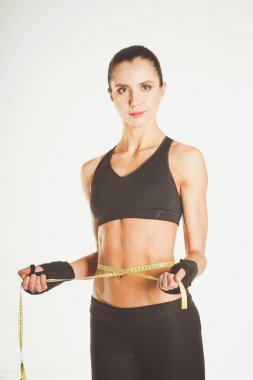 Fitness kadınları ölçü bandıyla güzel vücutlar.