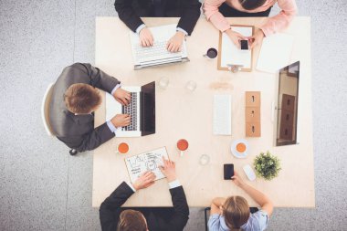 İş adamları iş toplantısında oturup tartışıyor.