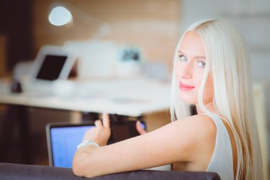 Genç fotoğrafçı ve iş yerinde grafik tasarımcı