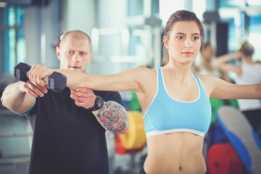 Güzel kadın onu antrenman ör ile egzersiz jimnastik salonu. Güzel kadın. Spor salonu