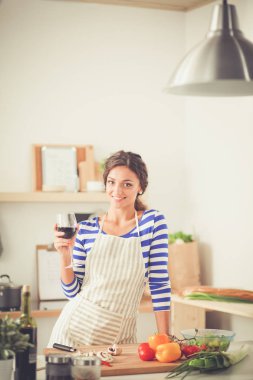 Genç kadın mutfakta bir gıda hazırlama. Genç kadın mutfakta