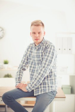 İş adamları ofiste görüştüler.