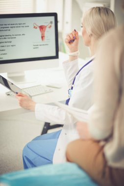 Doktor ve hasta masada otururken bir şey tartışıyorlar. Tıp ve sağlık hizmetleri kavramı. Doktor ve hasta.