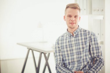 İş adamları ofiste görüştüler.