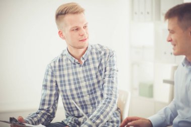 İş adamları ofiste görüştüler.