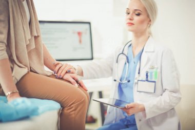 Doktor ve hasta masada otururken bir şey tartışıyorlar. Tıp ve sağlık hizmetleri kavramı. Doktor ve hasta.