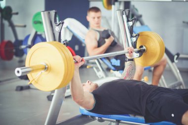 Halter salonunda ile vücut geliştiricisi. Vücut geliştirmeci